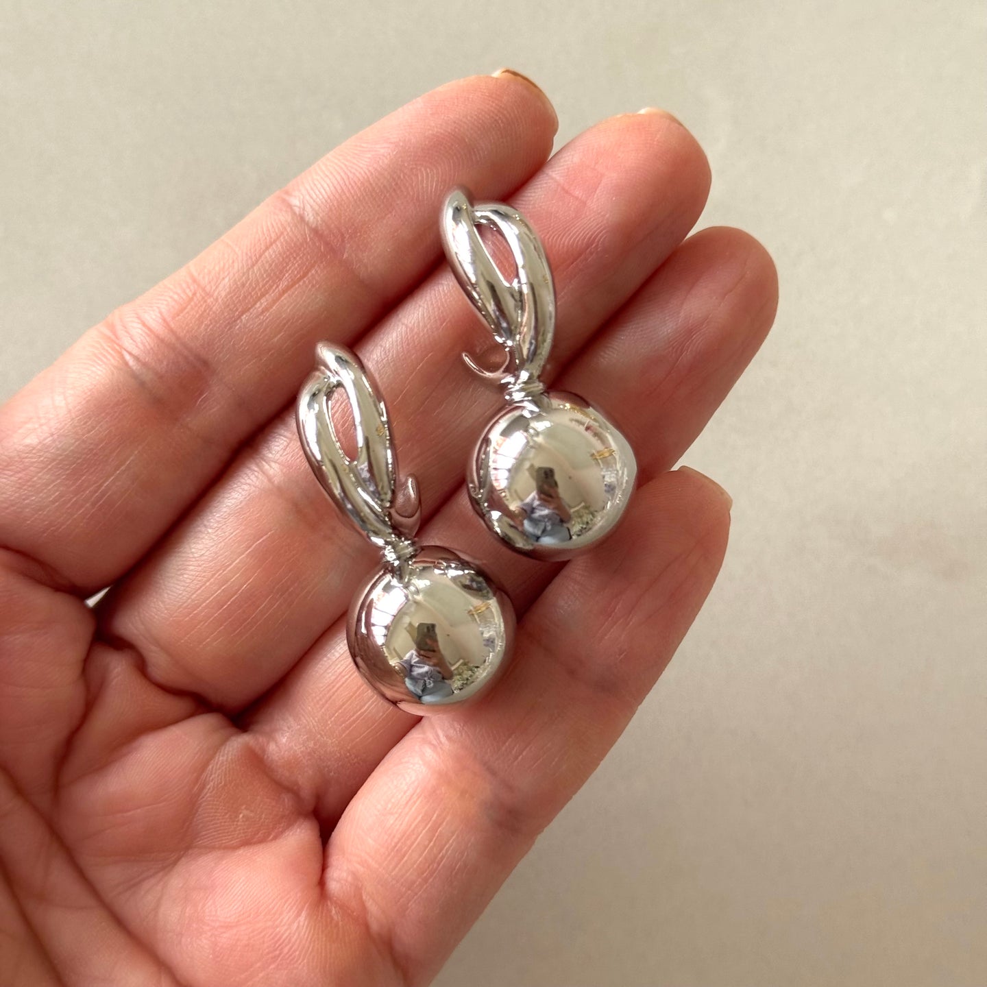 ARETES COSMO PLATEADO