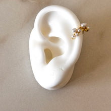 Cargar imagen en el visor de la galería, EAR CUFF PERLAS
