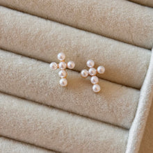 Cargar imagen en el visor de la galería, ARETE MINI CRUZ PERLA
