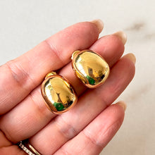 Cargar imagen en el visor de la galería, ARETES BOTÓN DORADO
