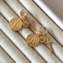 Cargar imagen en el visor de la galería, ARETES CHARMS RELIGIÓN
