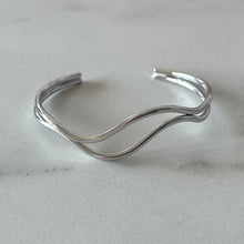 Cargar imagen en el visor de la galería, BANGLE OLAS PLATEADA
