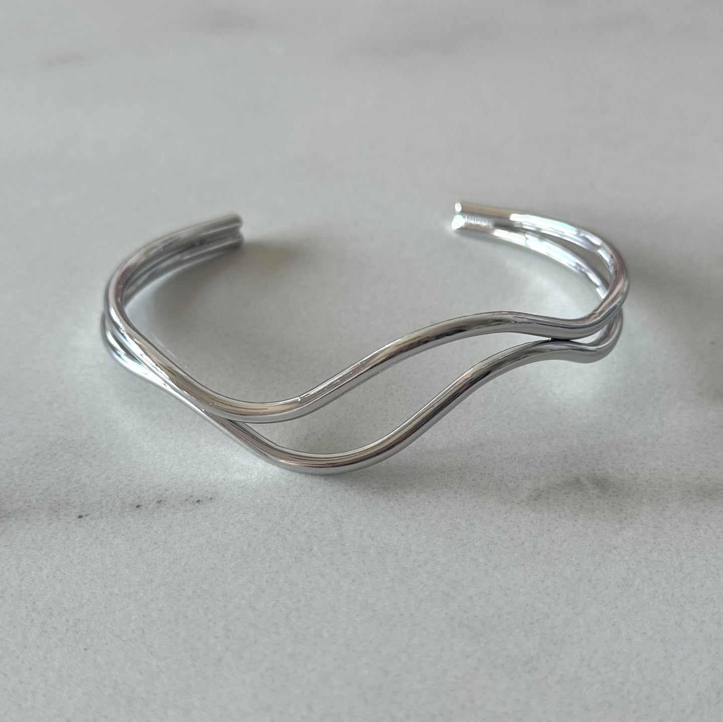 BANGLE OLAS PLATEADA