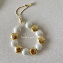 Cargar imagen en el visor de la galería, PULSERA PERLAS MONEDA
