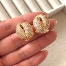 Cargar imagen en el visor de la galería, ARETES CRUCE DORADO
