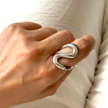 Cargar imagen en el visor de la galería, ANILLO CURVA PLATEADO
